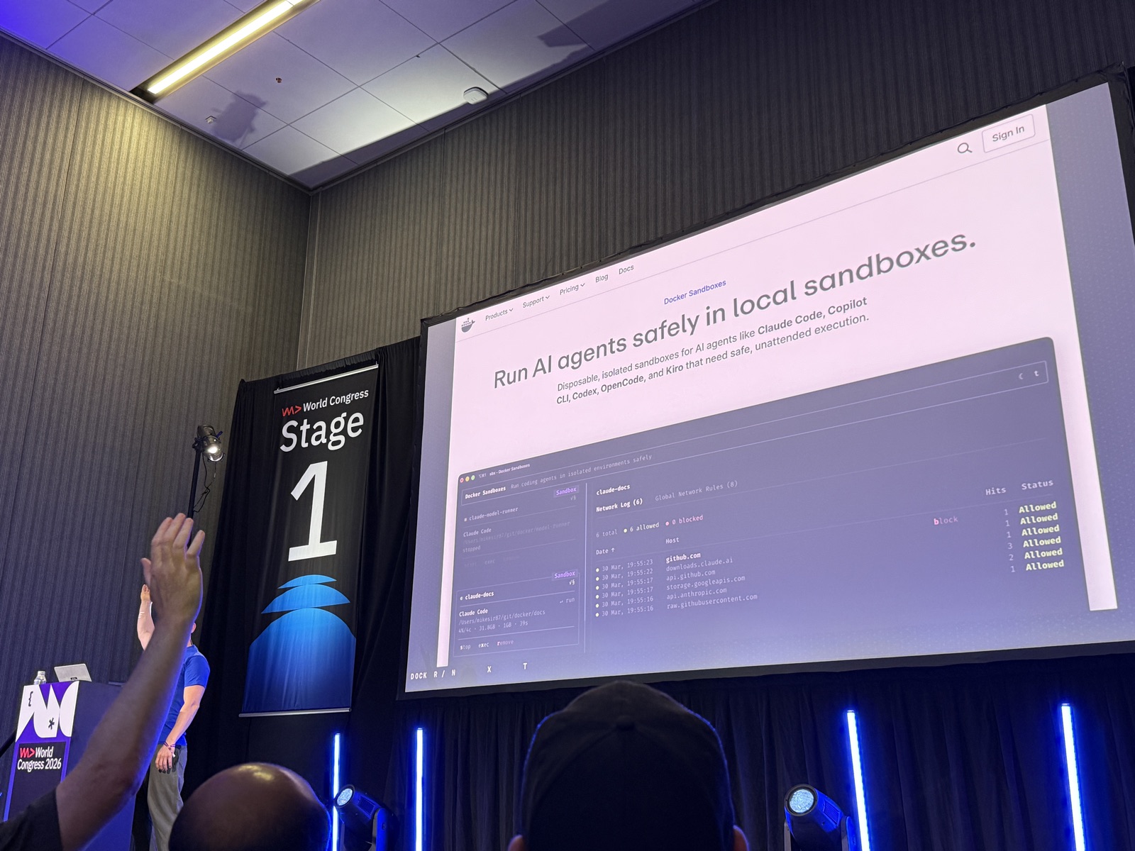 Trang web Docker Sandboxes: Run AI agents safely in local sandboxes, có tay khán giả giơ lên