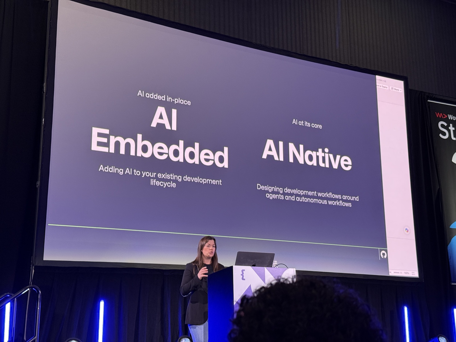 Slide AI Embedded đối với AI Native