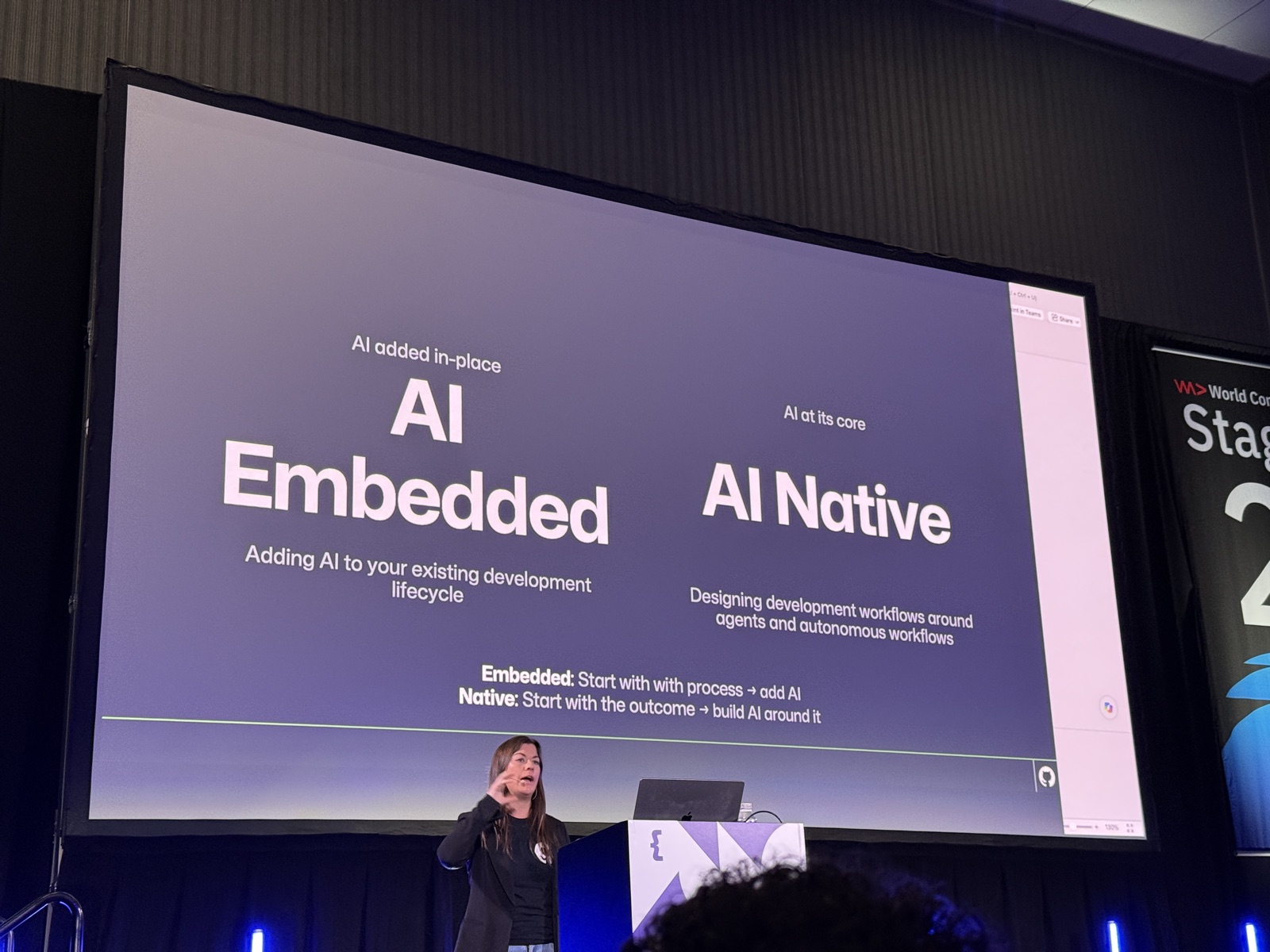 Slide AI Embedded đối với AI Native, có dòng tóm tắt