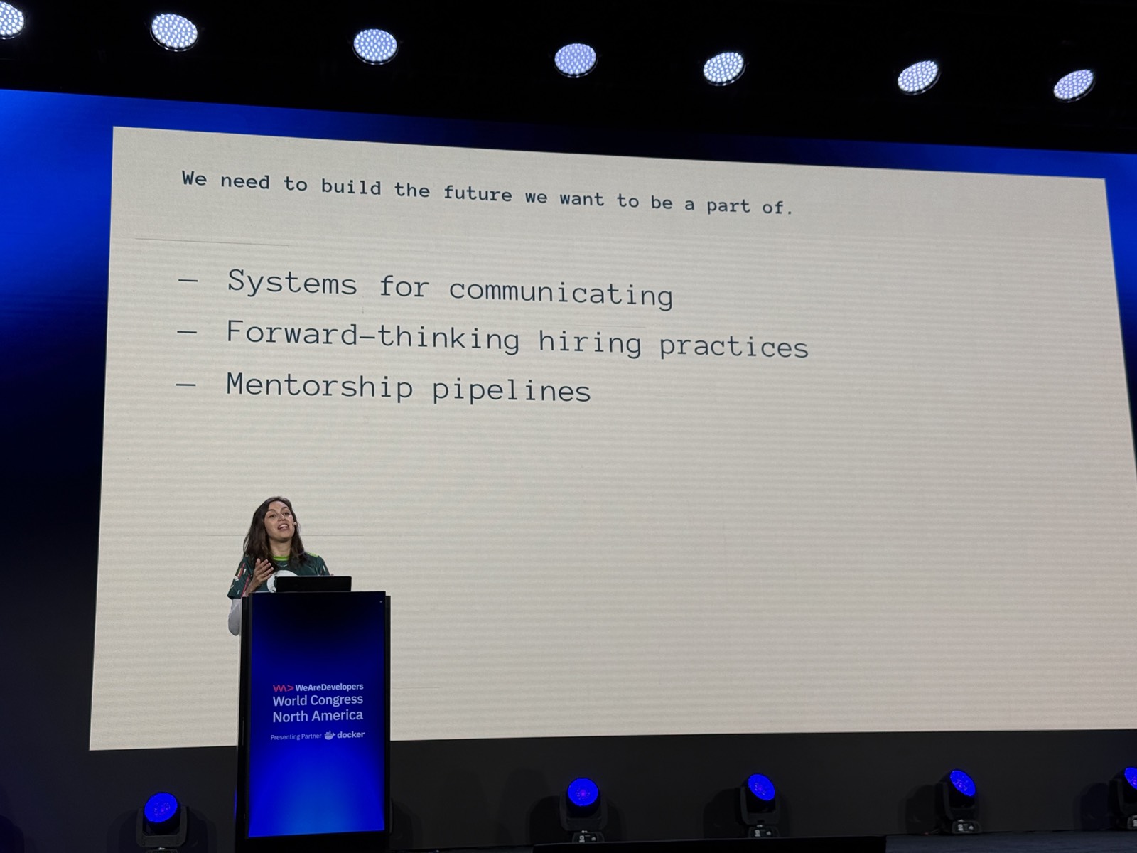 Slide We need to build the future we want to be a part of, ba gạch đầu dòng