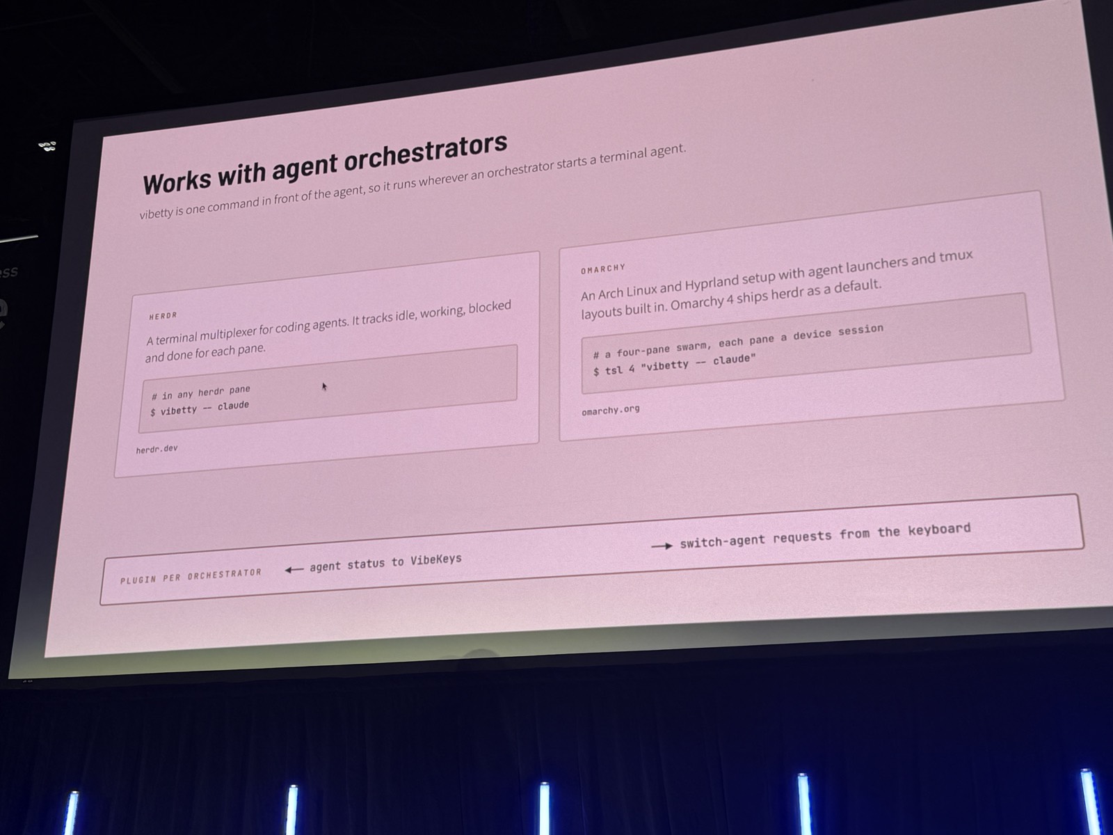 Slide Works with agent orchestrators: herdr và Omarchy